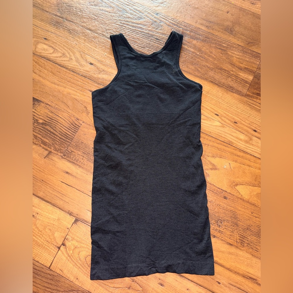 Excellent condition Lululemon High Neck Ebb To Street Tank Size:4 Charcoal